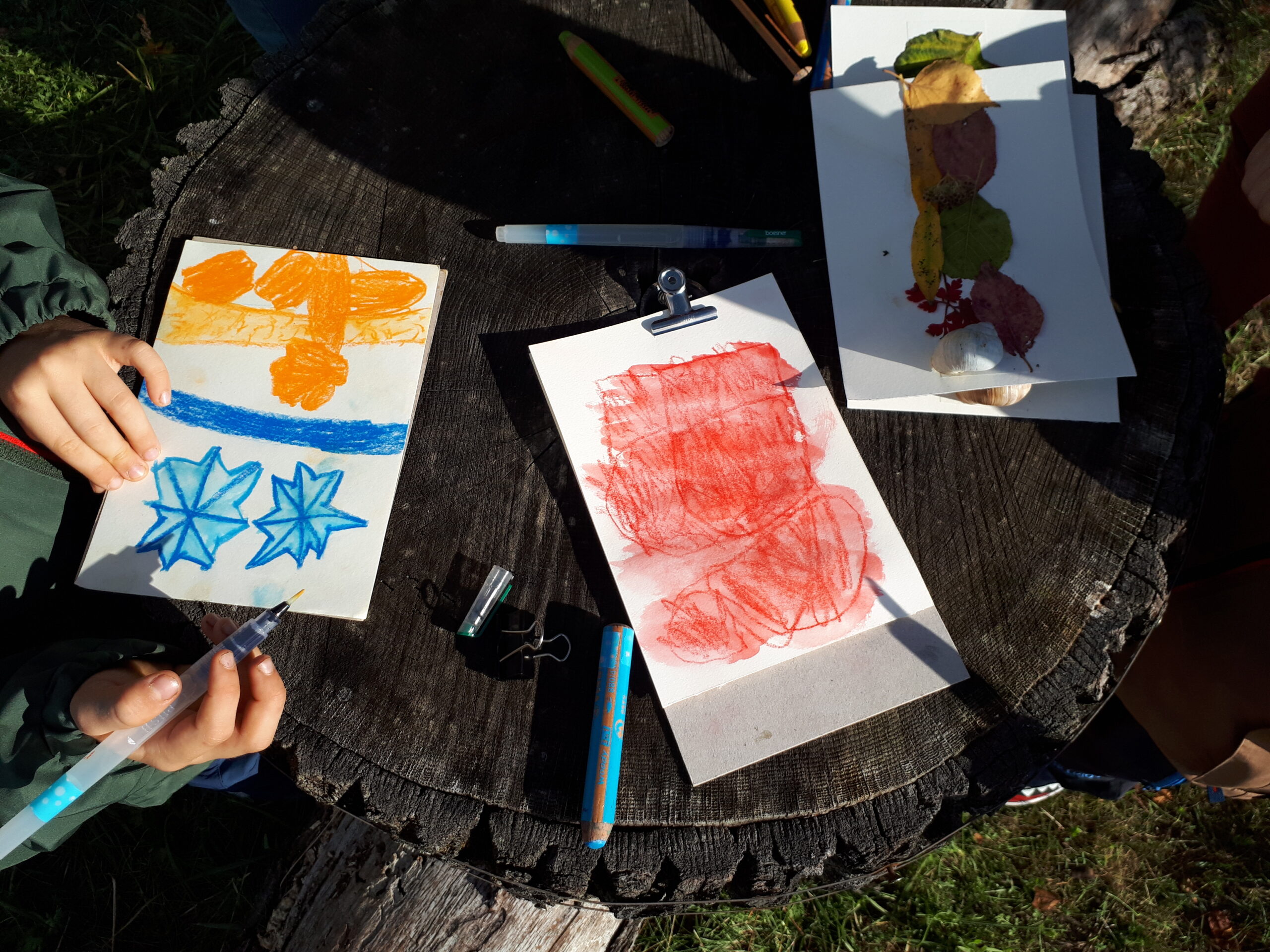 Künstlerische Techniken für Draußen„Wir hatten sehr viel Freude an den
Materialien und ein schönes Erlebnis!“
(Marlene, 38 Jahre, und Julius, 5 Jahre)